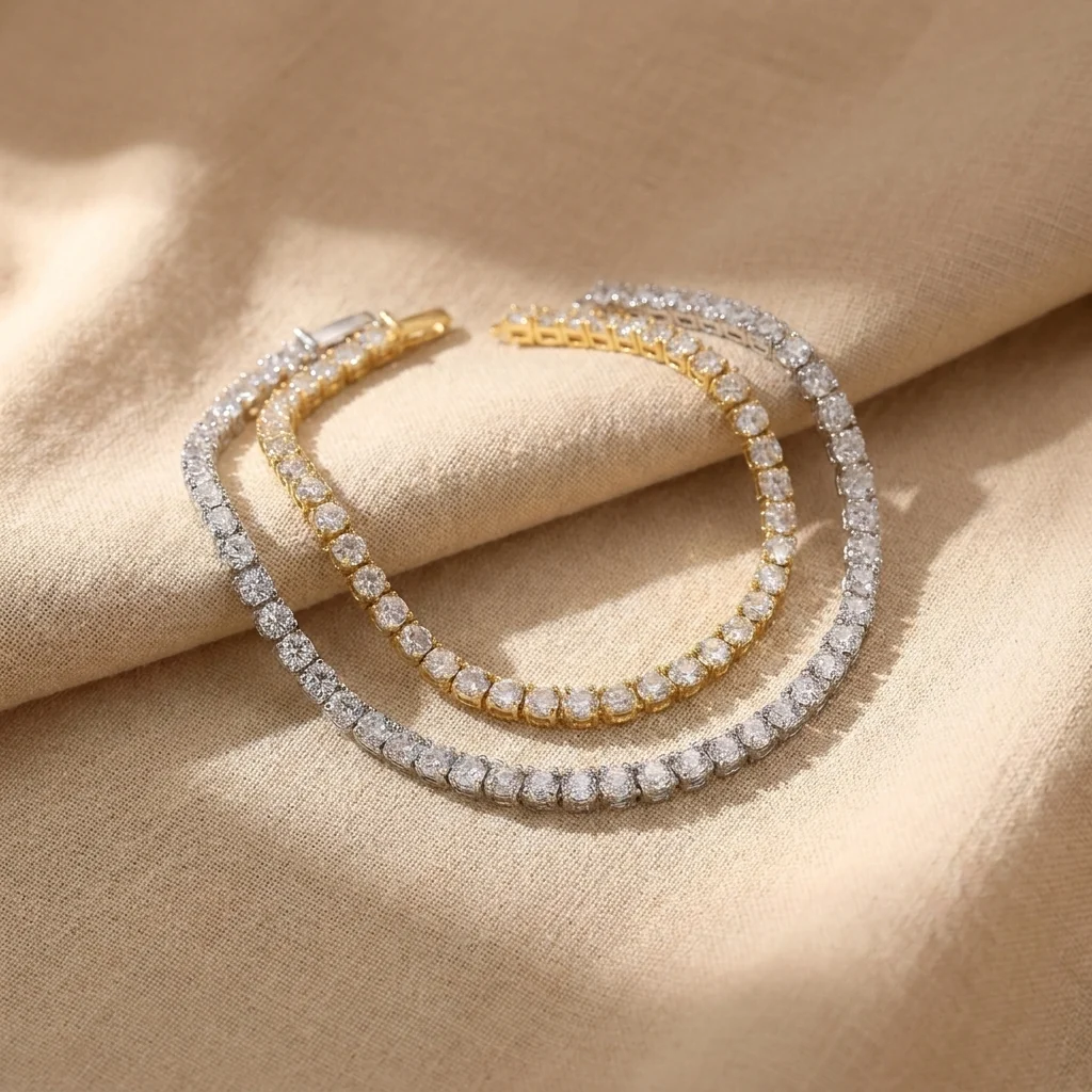 Bracciale color oro e color argento a confronto su tessuto