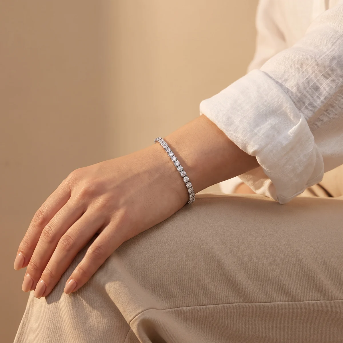 Bracciale color argento indossato al polso