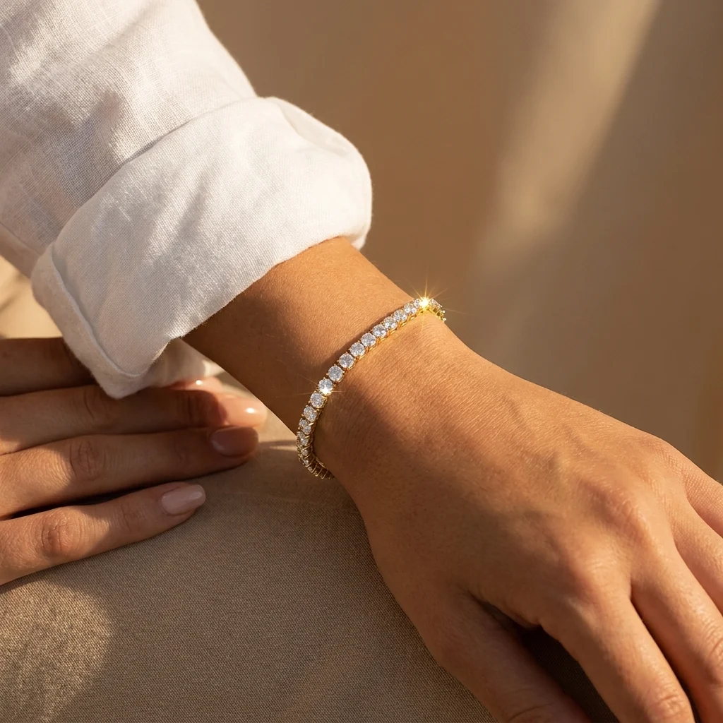 Bracciale color oro indossato al polso